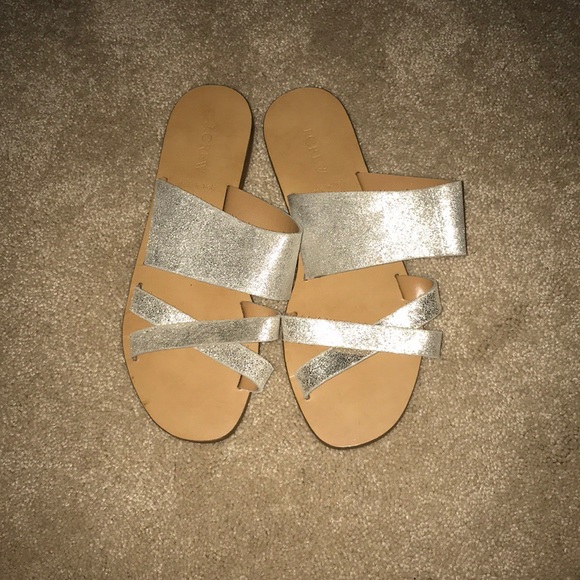 Mixed-texture boardwalk slides - Picture 1 of 2